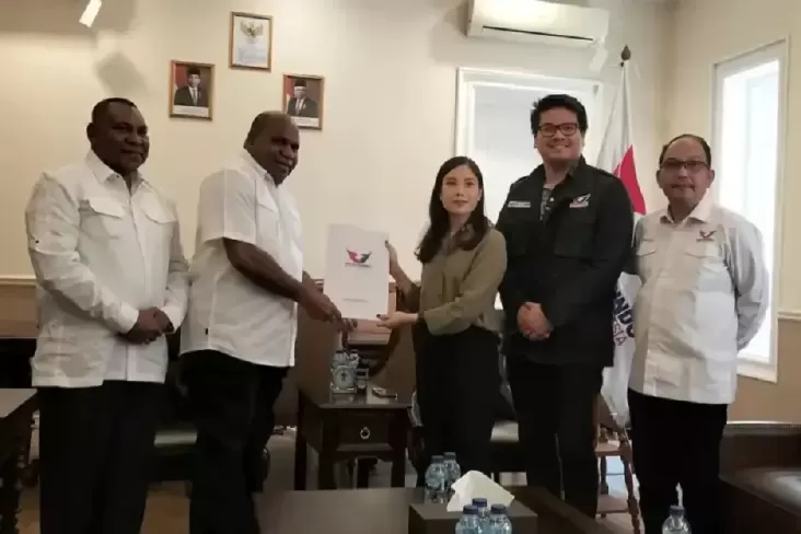 Angela Tanoesoedibjo Serahkan Surat Rekomendasi ke Mathius Fakhiri-Aryoko Rumaropen